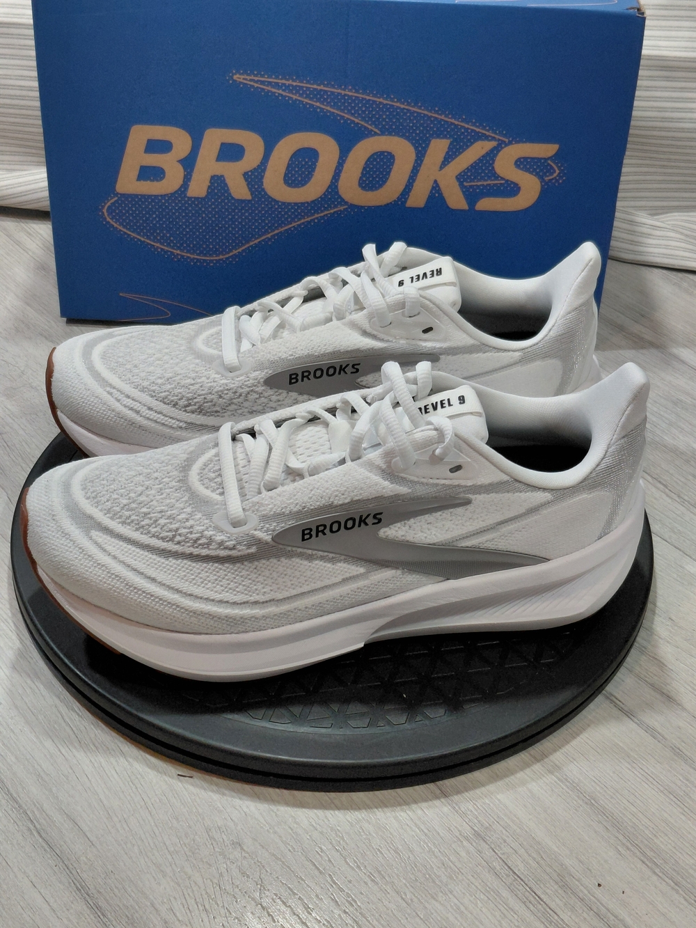 NEW Brooks Womens Revel 9 White Grey Running Shoes SIZE 8